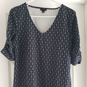 Ann Taylor Shirred Sleeve V neck. M. Navy.